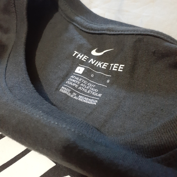 Nike tee - Picture 2 of 3